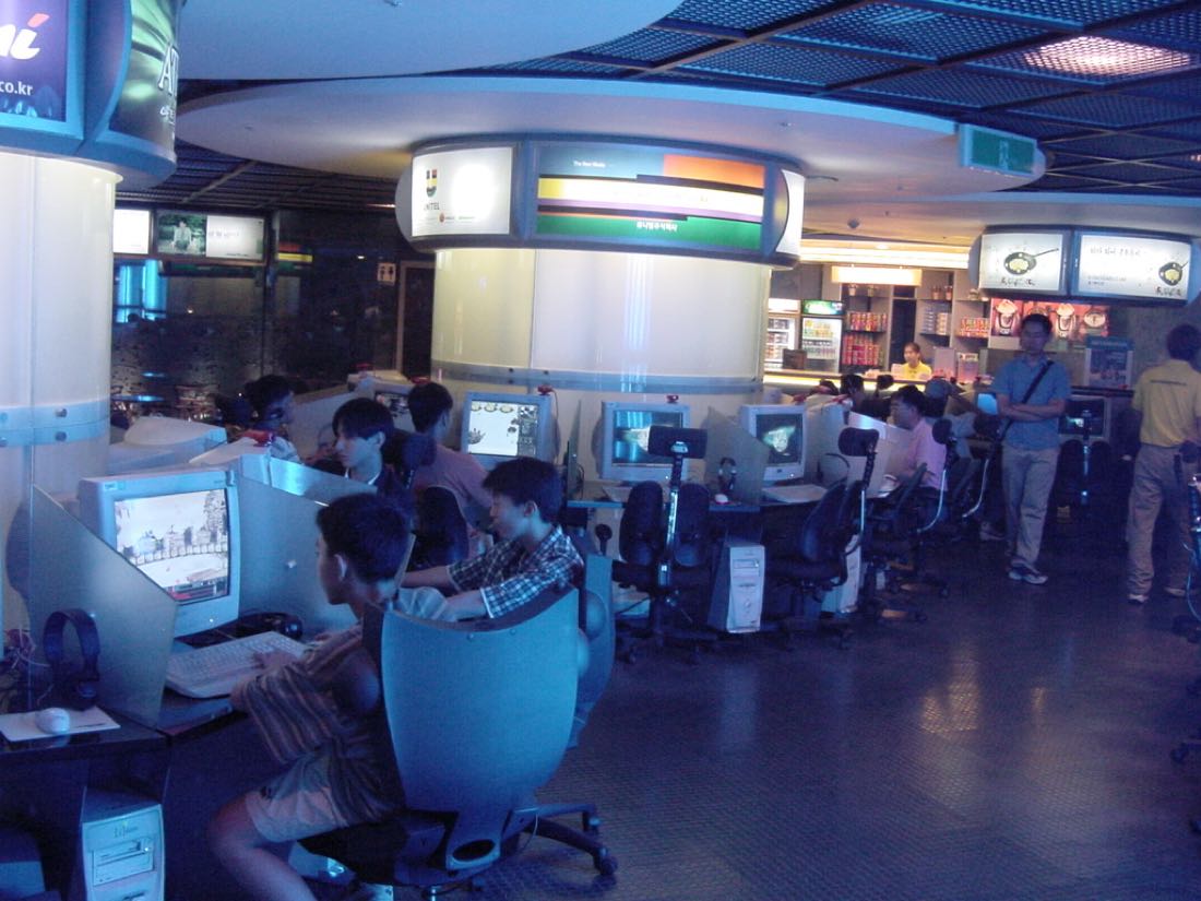 칸막이 책상마다 모니터가 놓인 2001년 서울의 PC방 내부
