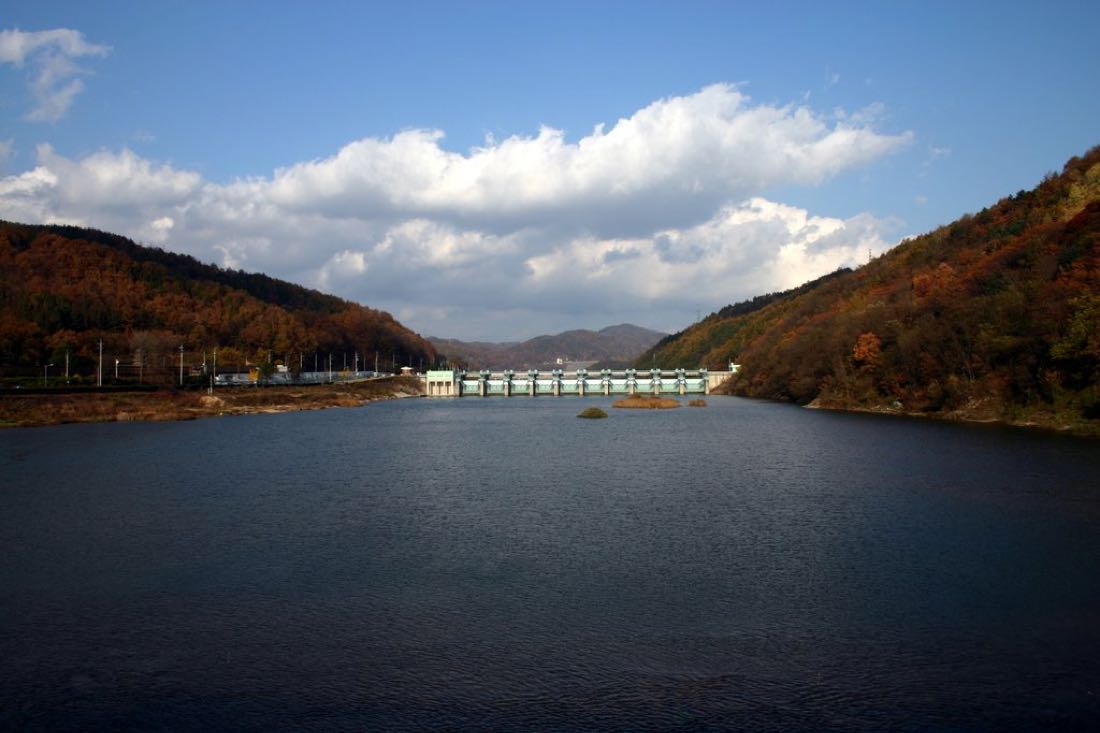 가을 산 사이 낙동강을 가로지르는 교량