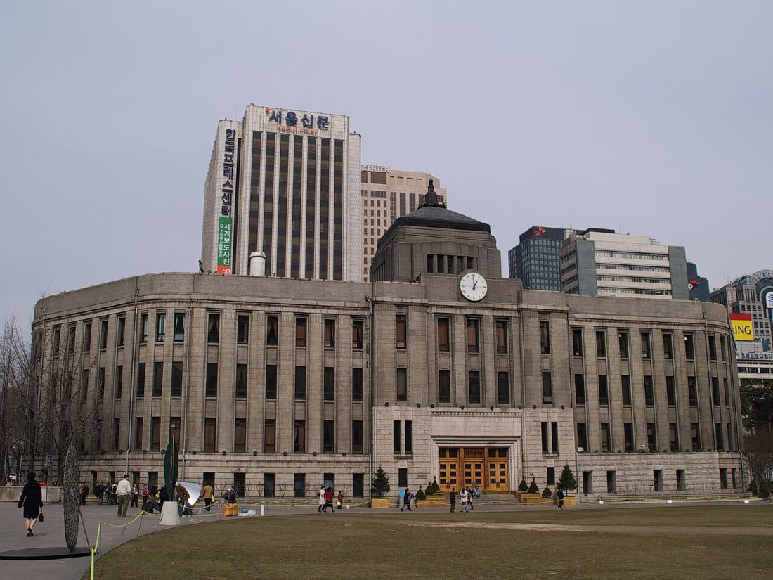 광장 앞에 선 옛 서울시청 본관 건물
